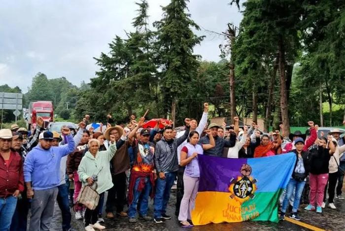Comunidades indígenas bloquean carreteras en Michoacán en protesta por la simulación gubernamental