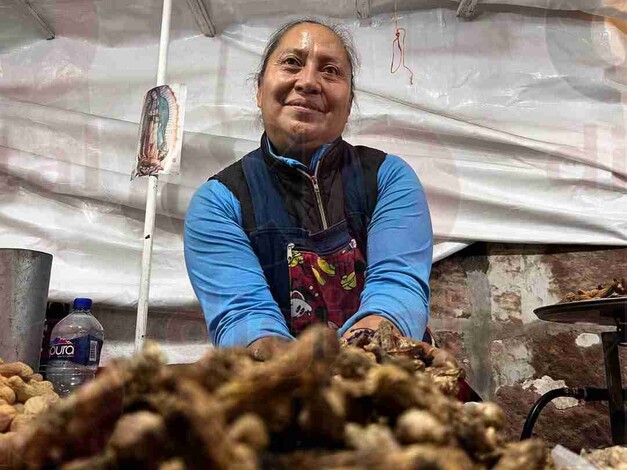 Con 38 años de vender cacahuates, la señora Lilia Aguilar invita a los morelianos al CañaFest