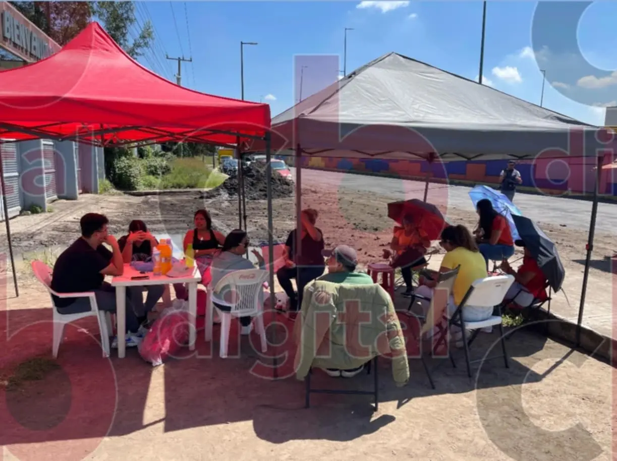 Con 48 horas de anticipación personas realizan fila para concierto de Carín León