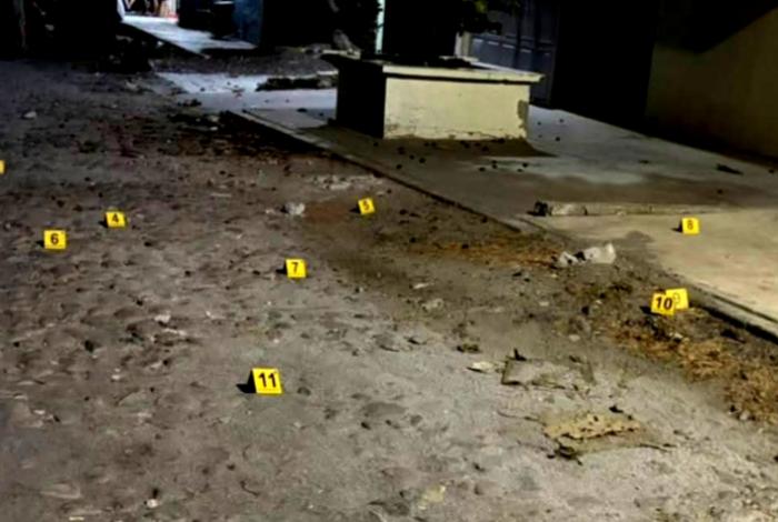 Con armas largas rafaguean auto en Apatzingán