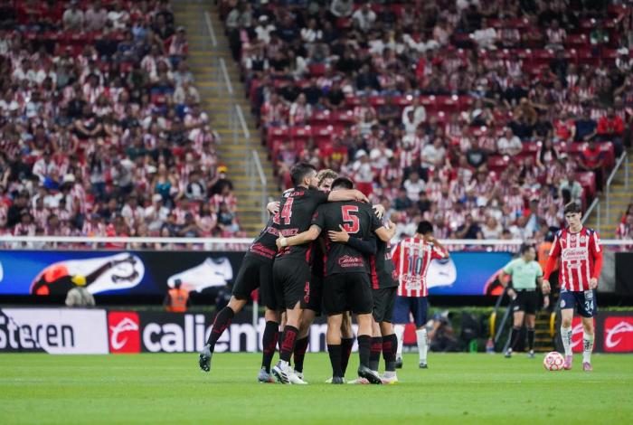 Con diabluras de Alexis Vega, Toluca vence a domicilio 1-3 a Chivas