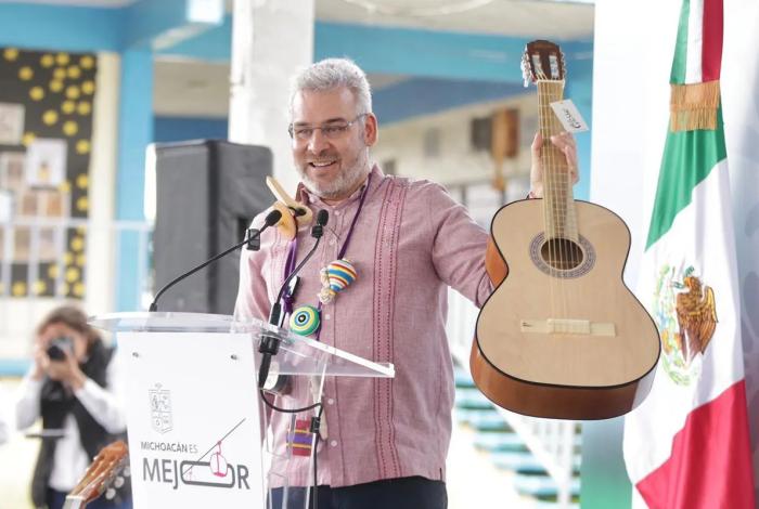 Con entrega de guitarras de Paracho a secundarias se reforzará la producción de artesanos: Bedolla