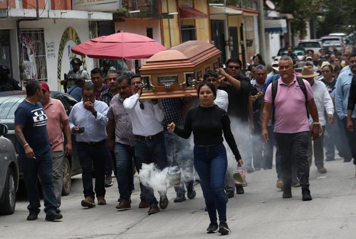 Con fuerte seguridad, sepultan en Tixtla a subsecretario de Bienestar de Guerrero