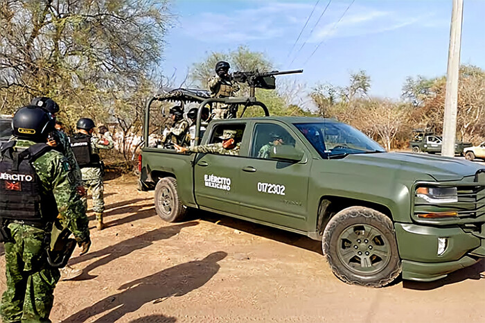 Con helicóptero artillado, Ejército contraataca agresión de criminales en Tierra Caliente; abaten a un delincuente