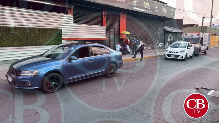 Con manopla joven golpea a un abuelito taxista en Morelia