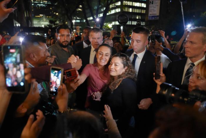 Con mariachi, flores y porras recibieron a Claudia Sheinbaum en Nueva York previo a la final del Mundial