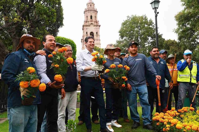 Con miles de flores de cempasúchil ayuntamiento adorna las plazas públicas