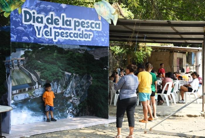 Con mojarras doradas y mucho ánimo, celebran el Día de la Pesca y el Pescador en la Presa de La Villita