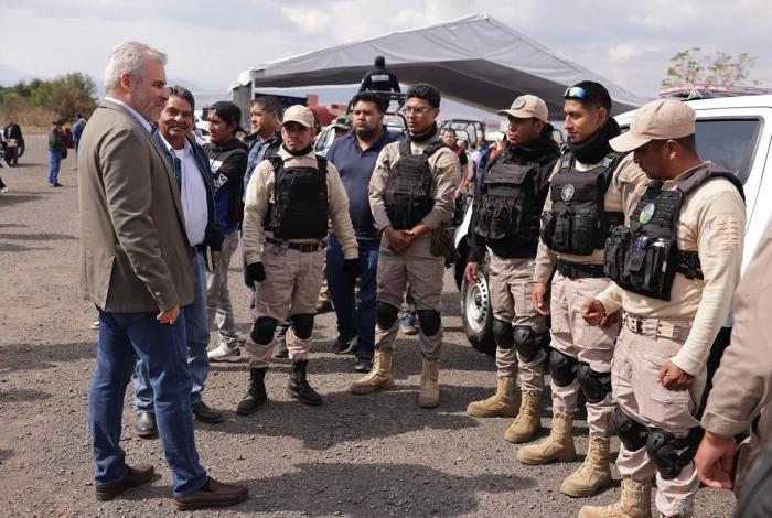 Con patrullas y equipo táctico, refuerza Bedolla seguridad para 25 autogobiernos