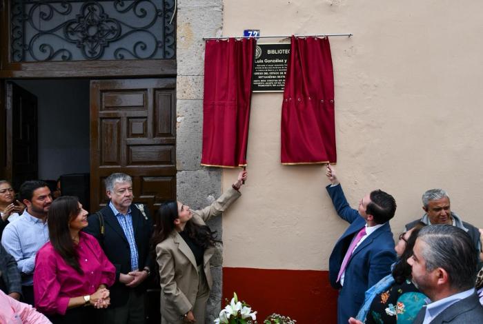 Con placa, homenajean a Luis González y González en el Congreso