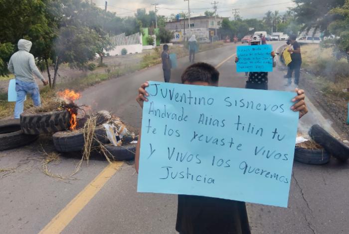 Con quema de llantas y bloqueo carretero denuncian desaparición de 4 personas en Buenavista