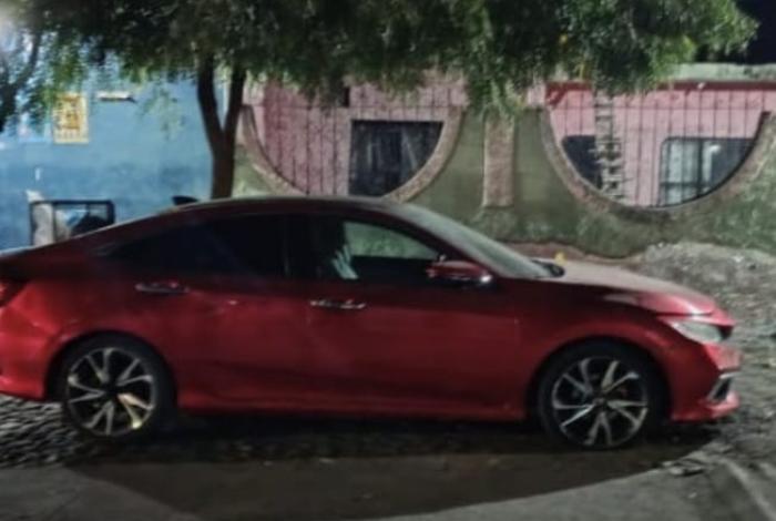 Con rifles de asalt0, sujetos atacan vehículo en Apatzingán