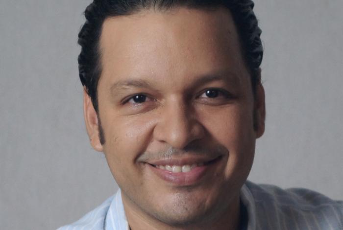 Con su romanticismo, Martín Serrano presenta su versión del clásico “El primer tonto”