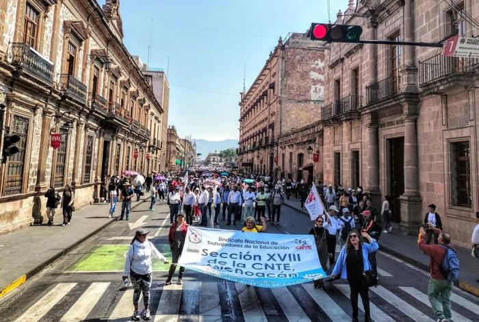 Con toma de presidencias, inicia CNTE Michoacán el paro nacional de labores