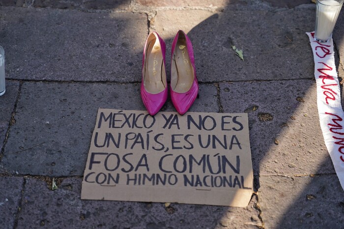 Con veladoras y zapatos, Morelia se manifiesta contra los campos de exterminio