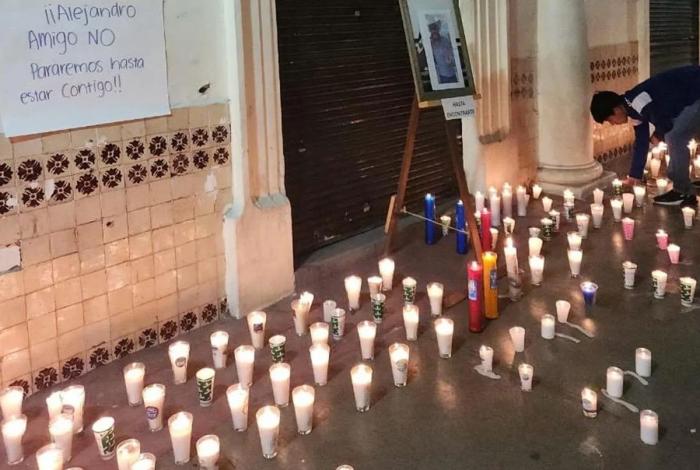 Con veladoras, zinapecuarenses muestran apoyo y exigen localización de Alejandro Correa