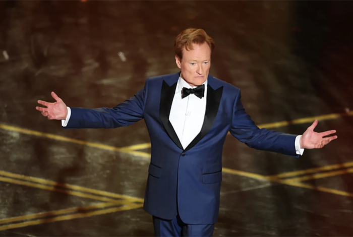 Conan O'Brien abre los Óscar con un llamado al optimismo y un guiño al español