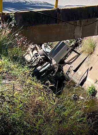 Conductor de camioneta sufre infarto y se precipita a canal de aguas negras en LC