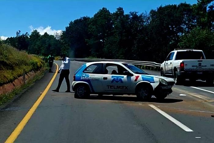 Conductor de Telmex pierde el control de su vehículo en la autopista Pátzcuaro-Uruapan