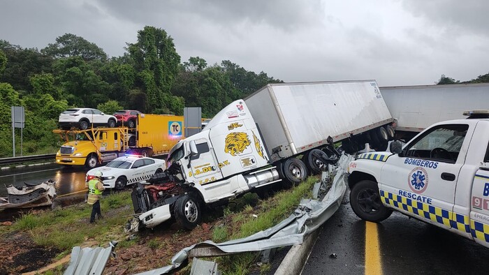 Conductor de tráiler pierde control de la unidad y bloquea la Siglo XXI