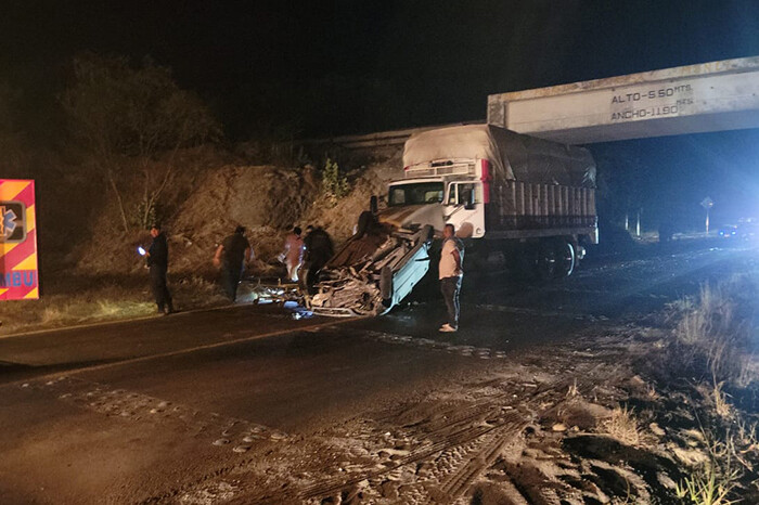 Conductor de un coche queda herido al chocar contra un camión en la Apatzingán-Cuatro Caminos