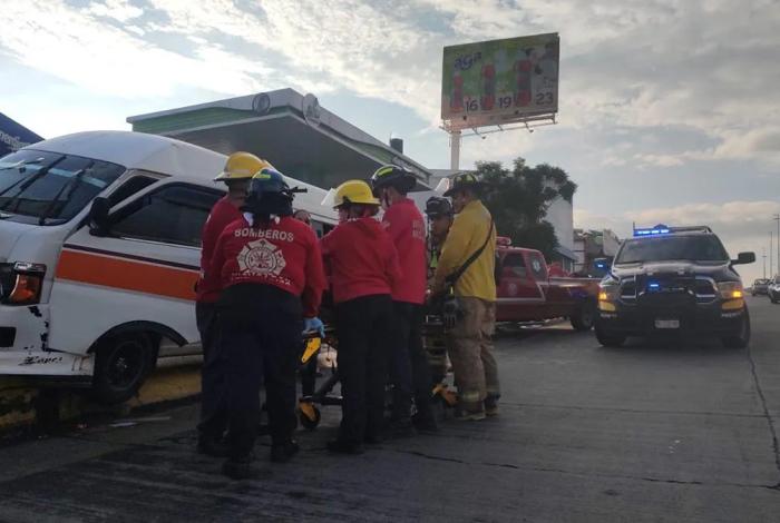 Conductor del transporte público resulta herido tras choque sobre el libramiento de Morelia