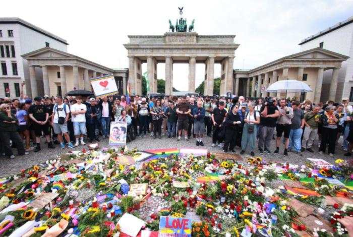 Conductor embiste a personas que en el Día del Orgullo en Berlín; al menos un muerto y 29 heridos