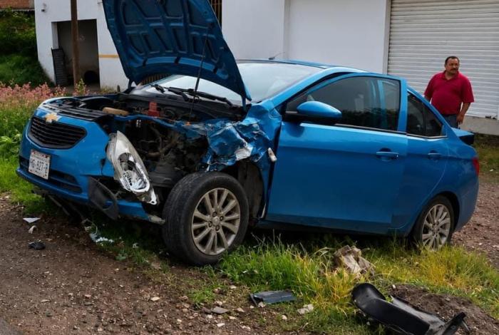 Conductor huye tras provocar choque en La Piedad; pierde la placa y la fascia de su vehículo