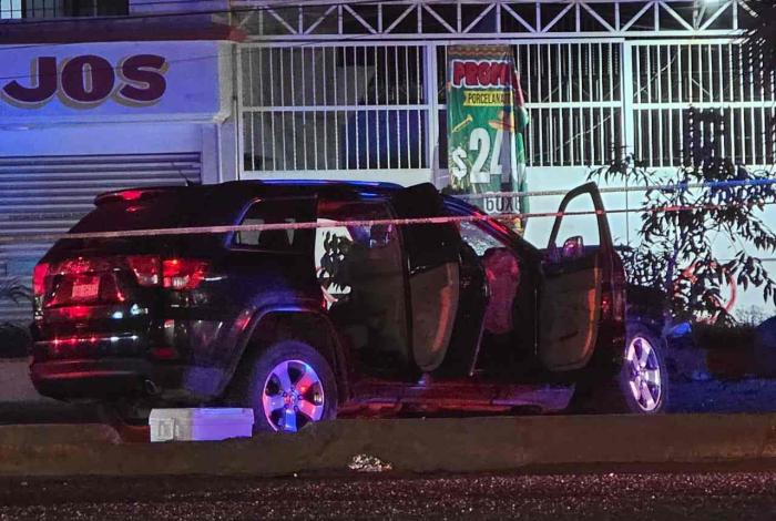 Conductor muere al chocar su camioneta contra la base de un semáforo, en Lázaro Cárdenas