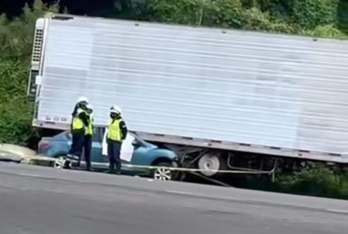 Conductor muere al chocar contra caja de tractocamión estacionado, en Tingambato