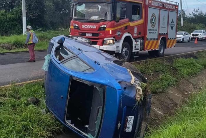 Conductor pierde el control y vuelca en su automóvil en la Morelia-Pátzcuaro