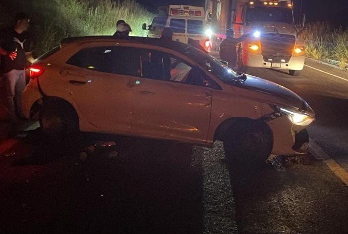 Conductor resulta con lesiones leves tras volcadura en la Autopista Siglo XXI