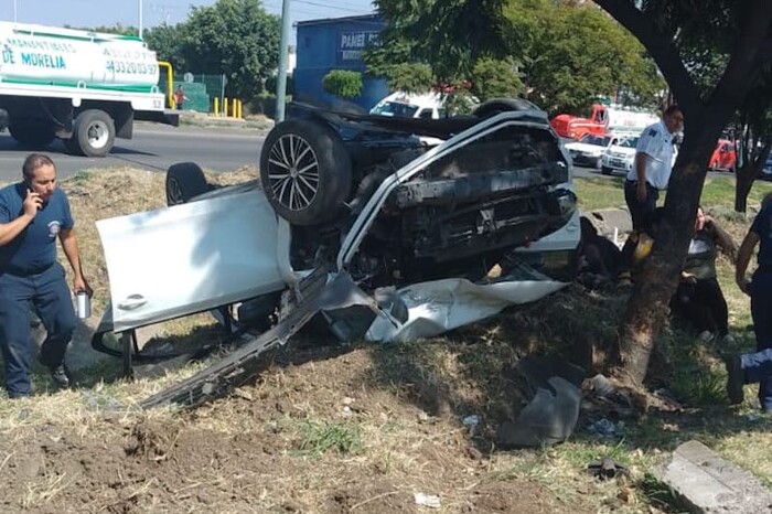 Conductora vuelca su auto en el Libramiento Norte de Morelia; hay tres lesionados