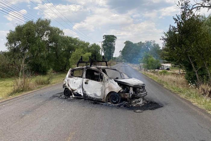 Conductores de 3 vehículos se niegan a darles dinero y normalistas de Tiripetío les queman las unidades