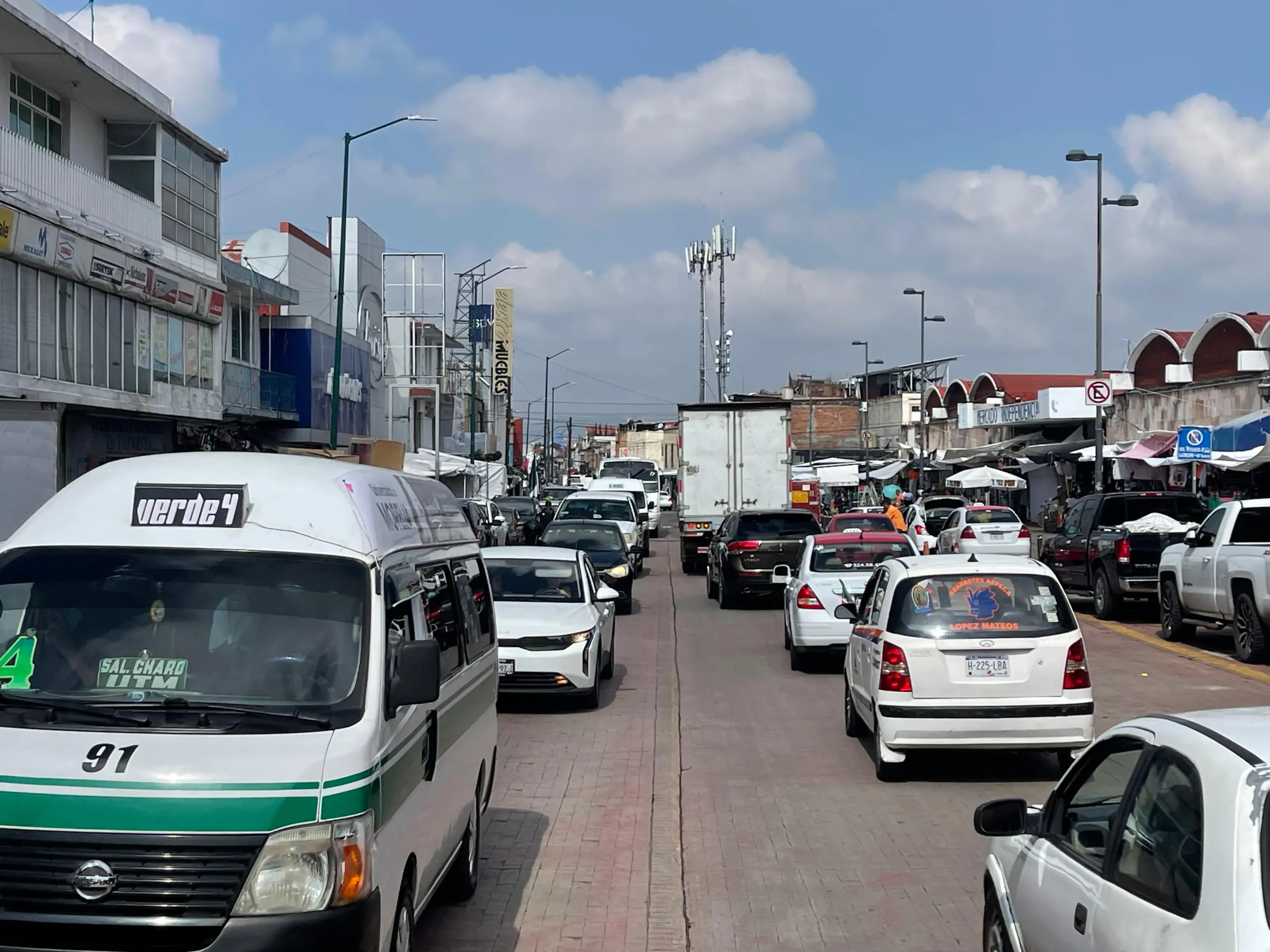 Conductores normalizan el tráfico en zona del mercado Independencia