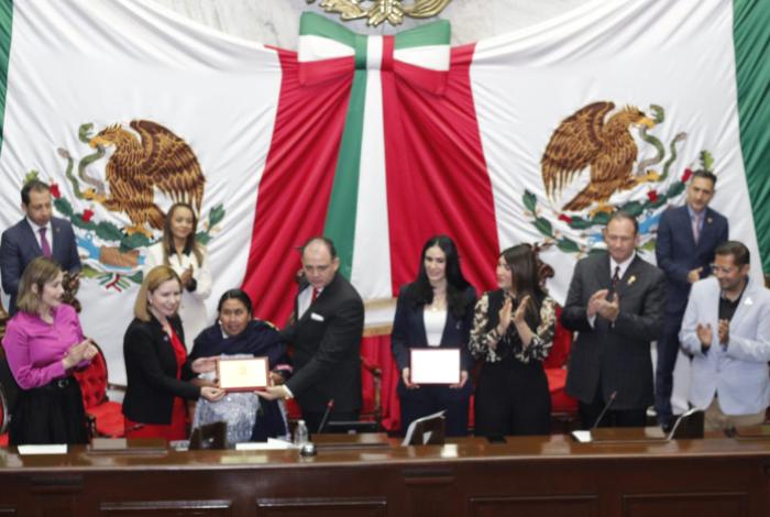 Congreso del Estado entrega condecoración Mujer Michoacana a Juana Bravo y Adriana Contreras