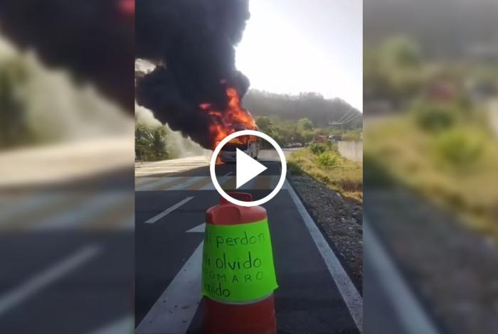 Continúa la tensión en Aquila; reactivan bloqueos e incendia autobús en Pomaro