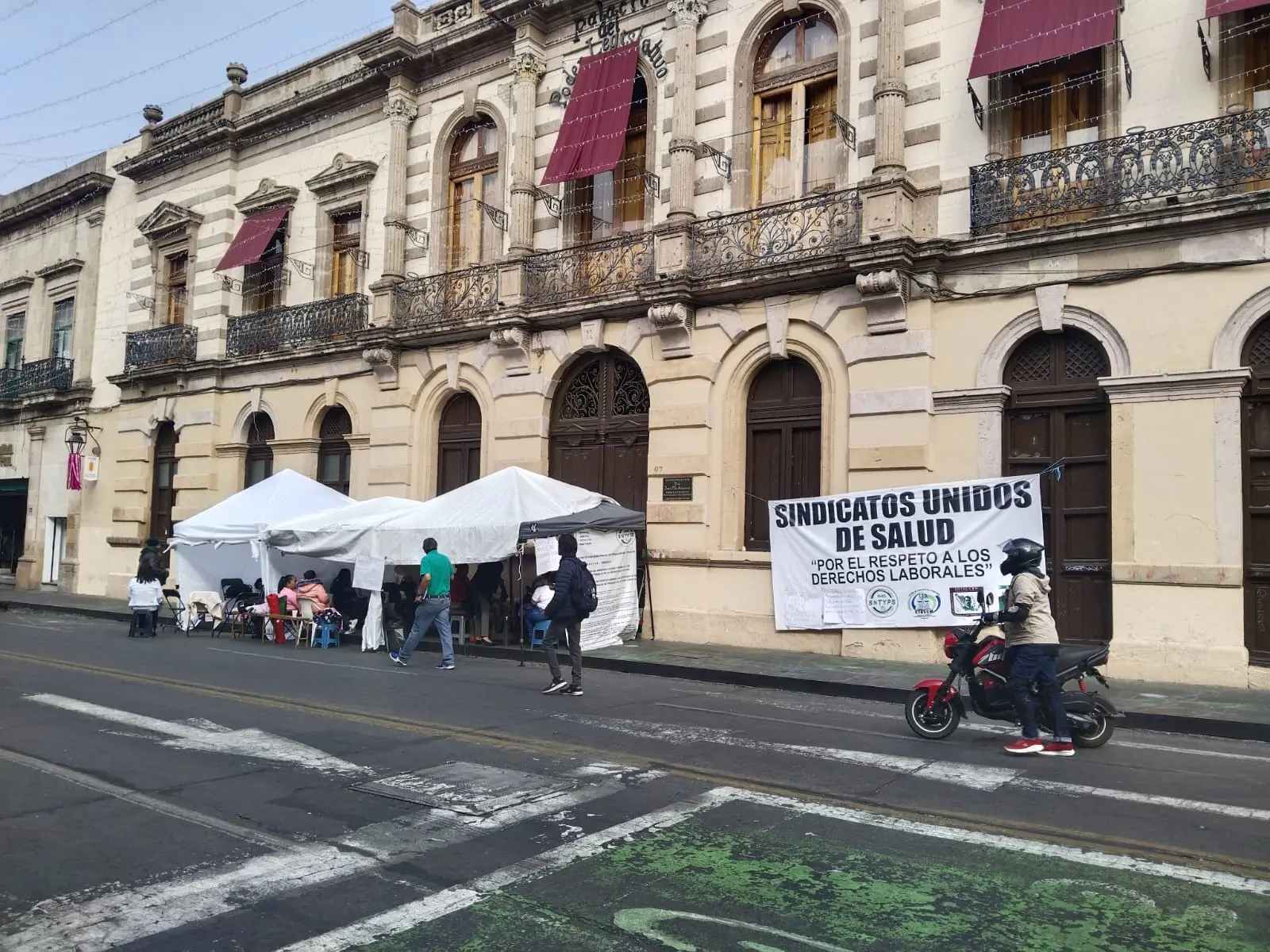 Continúan los bloqueos del Sector Salud en el primer cuadro de la ciudad moreliana