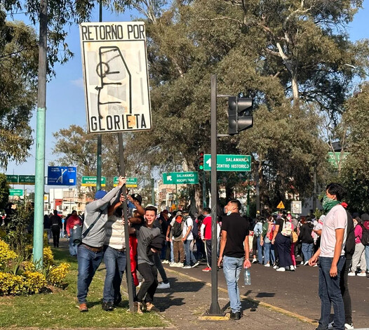 Contrastes en protesta normalista: de la violencia a la calma