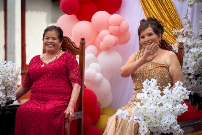 Corona Yohana Mendoza a la reina y princesas Miss 60´s 2026 en Ario