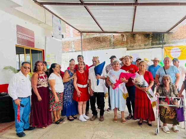 Coronan a Reina y Rey del Adulto Mayor en Caleta de Campos