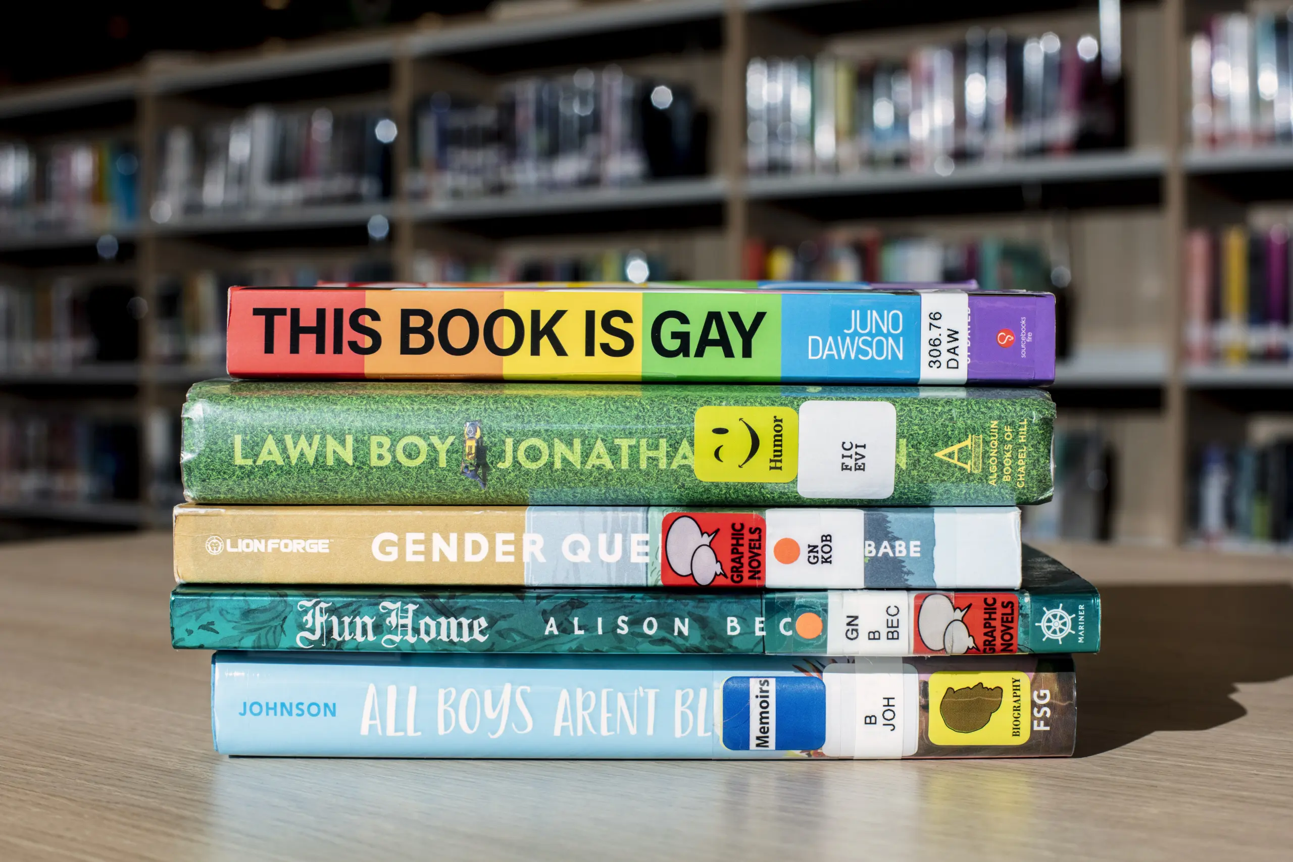 Corte Suprema de EE. UU. falla a favor de padres que rechazan libros LGBTQ+ en escuelas primarias