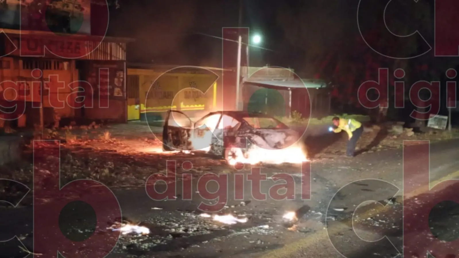 Cotejan si auto incendiado pertenece a taxista de Pátzcuaro