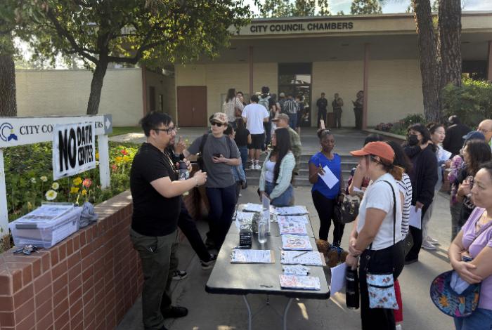 Crece rechazo en Los Ángeles a centro de IA en icónico escenario de 'Volver al futuro'