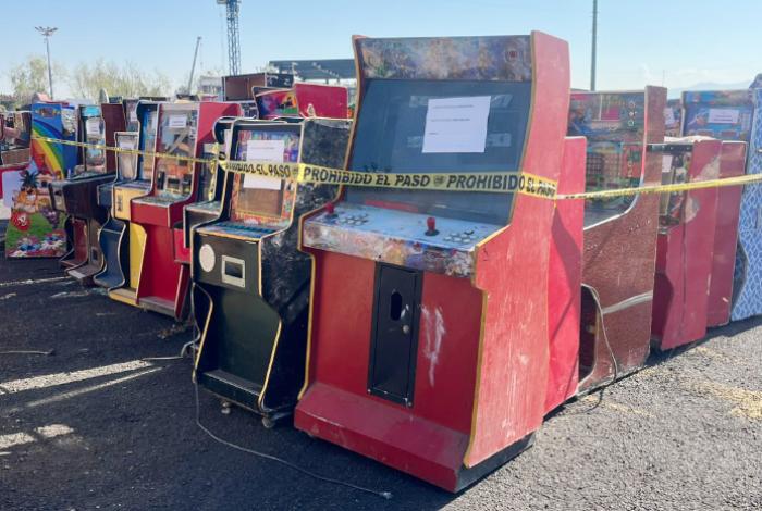 Crimen impone máquinas tragamonedas en negocios; comerciantes no denuncian