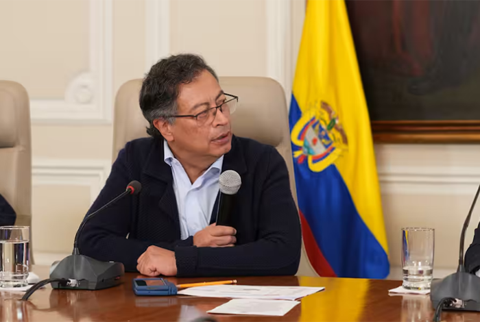 Criminal más buscado de Colombia compra a los oficiales que deben capturarlo, según Petro