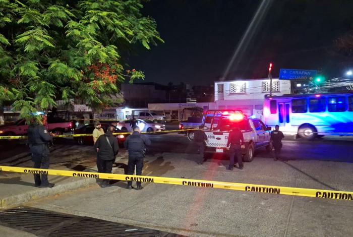 Criminales atacan a los ocupantes de un auto; hay dos heridos graves, en Uruapan