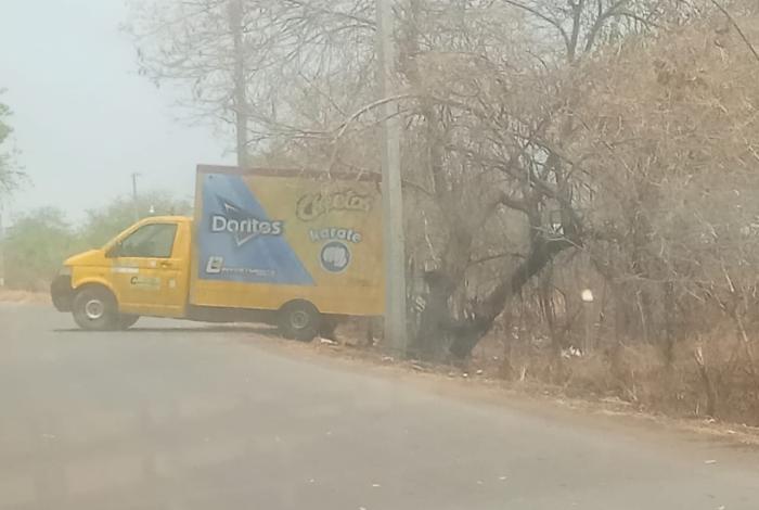 Criminales balean camioneta repartidora de Sabritas, en Apatzingán; hay un herido