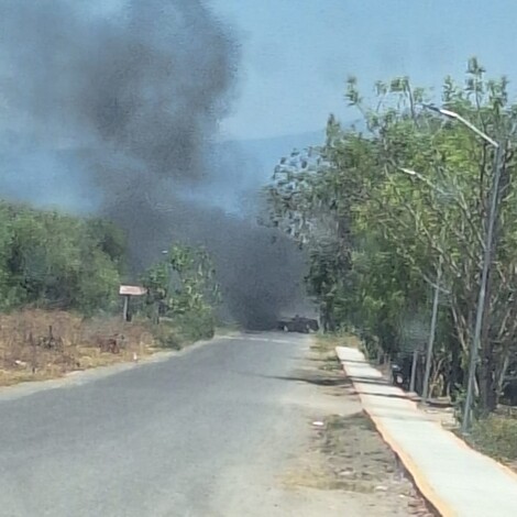 Criminales general bloqueos carreteros y queman un vehículo en Buenavista