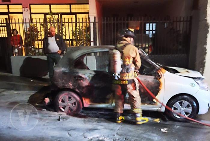 Criminales queman taxi en el Barrio Mágico de San Pedro, Uruapan
